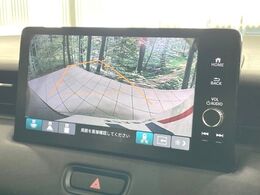 【バックカメラ】駐車時に後方がリアルタイム映像で確認できます。大型商業施設や立体駐車場での駐車時や、夜間のバック時に大活躍！運転スキルに関わらず、今や必須となった装備のひとつです！