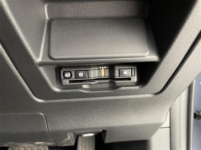 【ETC】有料道路を利用する際に料金所で停止することなく通過できる、ETC車載器（ノンストップ自動料金収受システム機器）が装備されています。セットアップを行うことで利用可能になります。