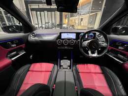 ●インテリアのデザイン●　高品質かつ斬新で完成度の高いインテリアデザインを採用し、視認性、室内空間の広さ、機能性、安全性など、全ての要素を高い次元で調和させています。