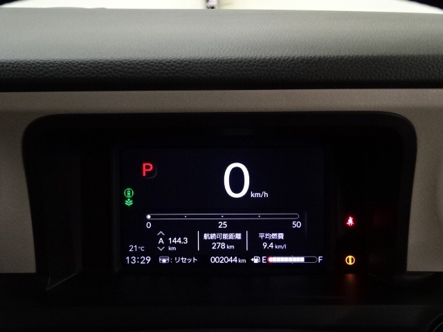 メータは先進的なデジタルメーターを採用！ゆっくりと数字が動くのでとても見やすく表示されます！平均燃費なども表示、エコな運転の手助けをしてくれます！