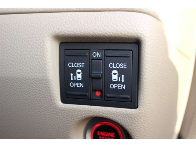 リアは両側パワースライドドアで、開閉には運転席のスイッチ、またはスライドドアのドアハンドルを少し引くだけで自動開閉します。