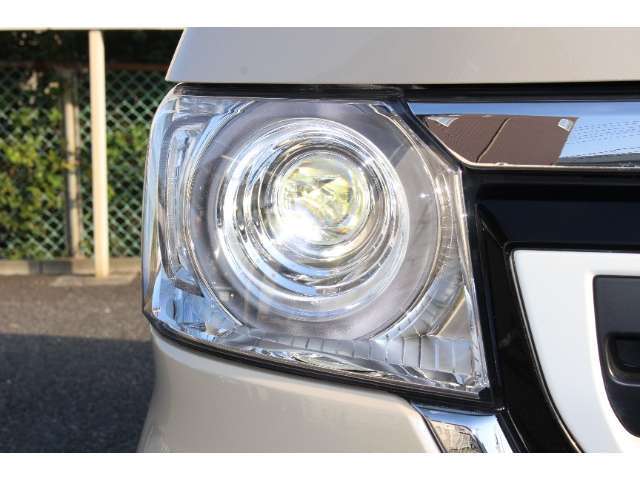 LEDヘッドライトで夜間の視認性も高く、更にオートライト搭載で、車外の明るさを感知し自動でライトを点消灯します。またエンジンOFFにすれば一緒に消灯し、消し忘れやトンネル走行時などに非常に重宝します！