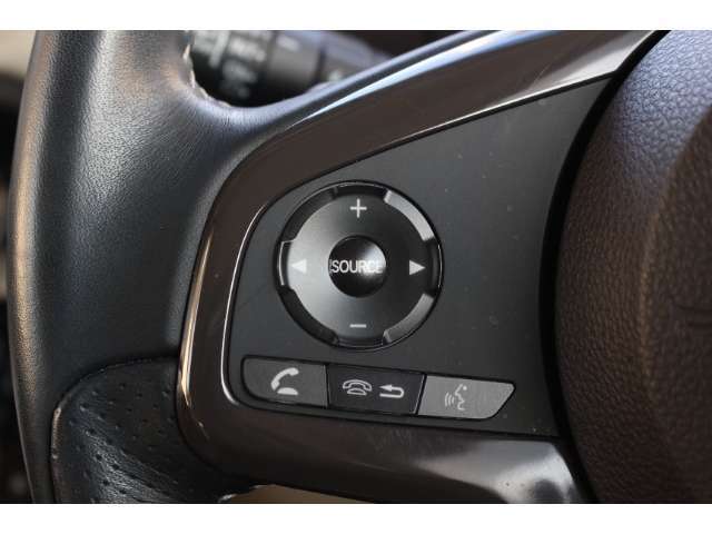 ハンドル左部分でオーディオ操作が可能。そのため、運転中でも目線をずらさずに安全運転♪スマートフォンを接続してハンズフリー通話も可能です。