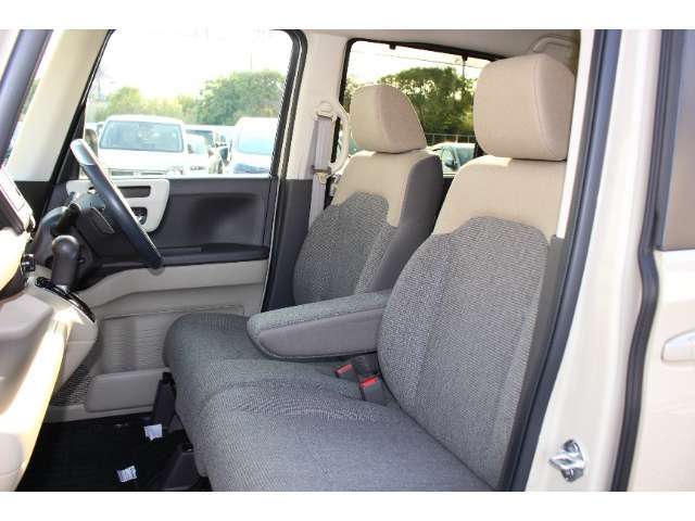 軽自動車でも妥協できないものが『広さ』。ベンチシートでゆったりとした横幅空間と、2列目を気にすることなく広げられる前後空間が特徴のN-BOXです。