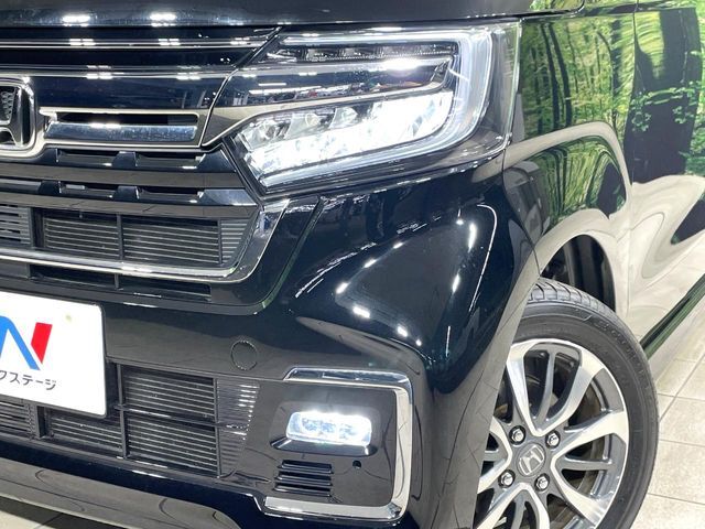 【LEDヘッドライト】悪天候や夜間走行時も良好な視界を確保し安心して運転できる高輝度LEDヘッドライトを装備！点灯速度が早く、消費電力も抑えられています。