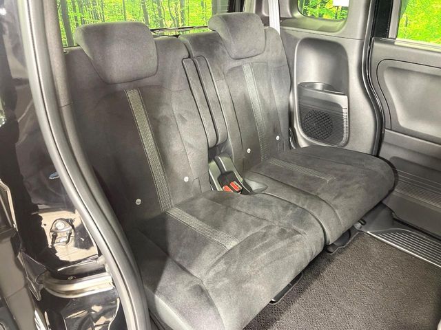 広々とした2列目シートは居住性が高く、居心地も快適！友達や家族とのお出かけにぴったりです。ベビーシートやチャイルドシート使用時も快適にお過ごしいただける十分な空間を確保しています。