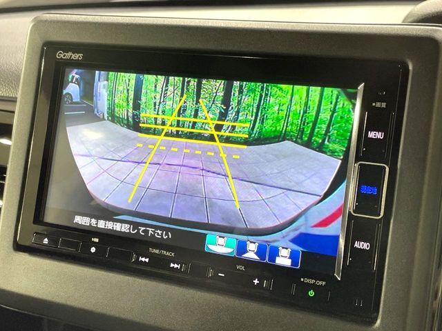【バックカメラ】駐車時に後方がリアルタイム映像で確認できます。大型商業施設や立体駐車場での駐車時や、夜間のバック時に大活躍！運転スキルに関わらず、今や必須となった装備のひとつです！