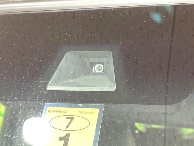 【ホンダセンシング】走行中に前方の車両等を認識し、衝突しそうな時は警報とブレーキで衝突回避と被害軽減をアシスト。より安全にドライブをお楽しみいただけます。