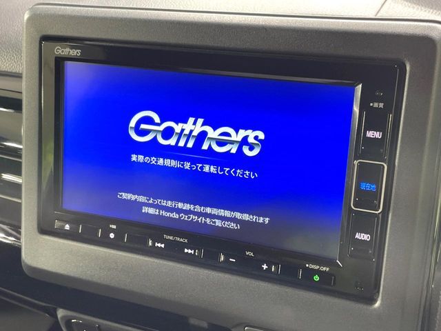 【純正ナビ】人気の純正ナビを装備しております。ナビの使いやすさはもちろん、オーディオ機能も充実！キャンプや旅行はもちろん、通勤や買い物など普段のドライブも楽しくなるはず♪