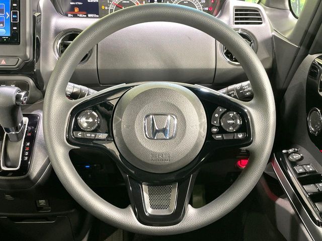 インテリアに合わせたデザインのステアリングは、運転される方のことも考え、運転しやすい形状、大きさです。是非一度、実際に触ってお確かめください。