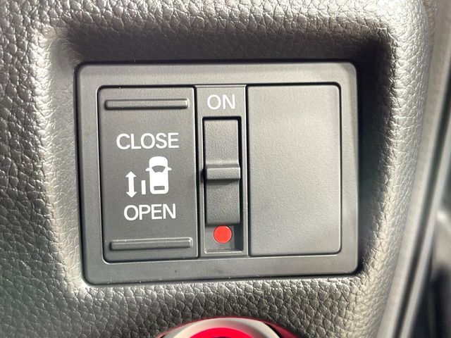 【パワースライドドア】スマートキーや運転席のスイッチでスライドドアの開閉が可能♪電動だから力を入れてドアを開ける必要が無く、小さいお子様でも、重い荷物を持っている時もラクに開け閉めできます♪