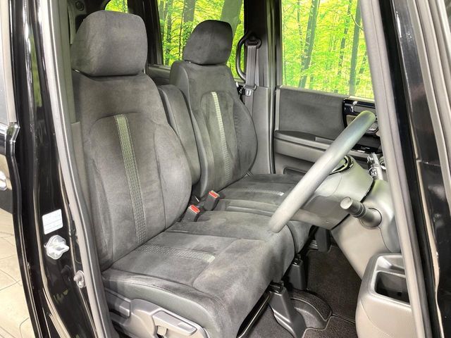 運転席まわりには十分なスペースがあり、大柄な方でもゆったり運転していただける環境です。