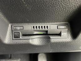 【ETC】有料道路を利用する際に料金所で停止することなく通過できる、ETC車載器（ノンストップ自動料金収受システム機器）が装備されています。セットアップを行うことで利用可能になります。
