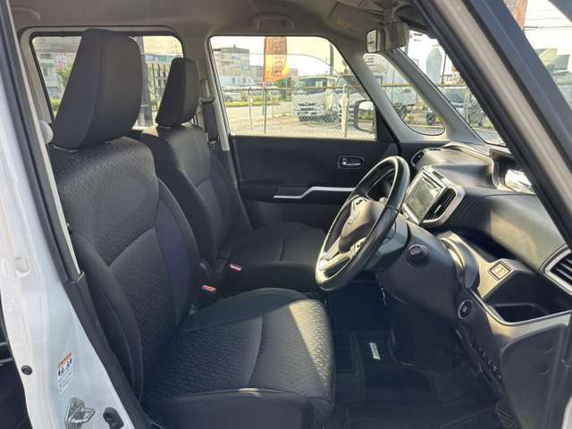 フロントシート☆　まずは運転席ですがゆったり広々空間で、視認性も操作性も良い1台です（＾＿-）-☆助手席には収納数も多く容量もしっかり確保されています（＾＾）運転席、助手席共に綺麗に保たれています☆