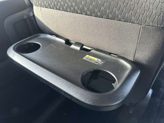 運転席と助手席の背面にドリンクホルダーにもなるテーブルが設置されています！