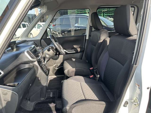 フロントシート☆　まずは運転席ですがゆったり広々空間で、視認性も操作性も良い1台です（＾＿-）-☆助手席には収納数も多く容量もしっかり確保されています（＾＾）運転席、助手席共に綺麗に保たれています☆