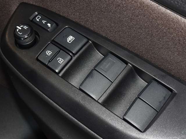 電動格納式ドアミラー・パワーウインドウを装備してます。