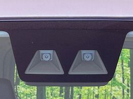 【スマートアシスト】走行中に前方の車両等を認識し、衝突しそうな時は警報とブレーキで衝突回避と被害軽減をアシスト。より安全にドライブをお楽しみいただけます。