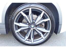 【BMWアロイホイール】軽量かつ強度に拘ったアロイホイール。走行性能ポテンシャルを引き出す設計。タイヤのサイドウォールが強化されたランフラットタイヤは、パンク時にタイヤがつぶれてもリムから外れません。