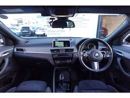 ドライバーに向かってレイアウトされた機能的なセンターコンソールやコントロール類がもたらす高い操作性。常に、運転に集中できるレイアウトです。