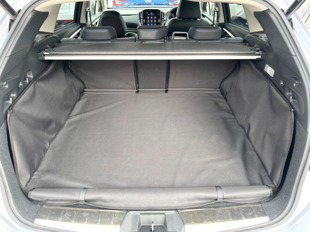 積み下ろしのしやすいデッキにはたっぷりと荷物を積み込んでいただけます。遊びから仕事まで、様々なシーンで頼れます♪