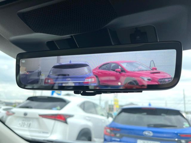 【スマートリヤビューミラー】後席の大きな荷物や同乗者で後方が確認しづらい時でも安心！カメラが撮影した車両後方の映像をルームミラー内に表示。クリアな視界で状況の確認が可能です！