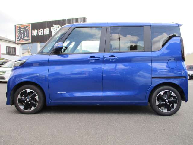 軽自動車を中心に、コンパクトカーやミニバン、SUV・ハイブリッド・軽トラ・軽バンなど様々な展示車を約30台程取り揃えております。車イス移動車などの福祉車両もなるべくご用意するようにしております。
