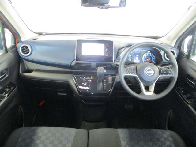 黒を基調としたスタイリッシュなデザインの運転席です。衝突被害軽減ブレーキ、レーンキープアシストなどの安心装備付き！