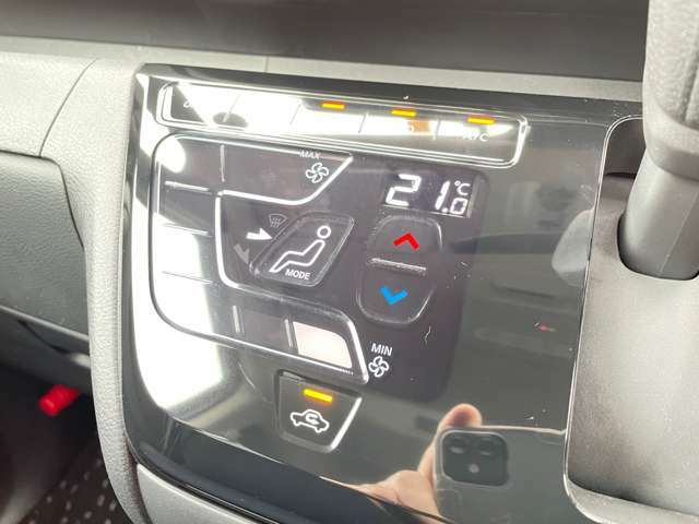 移動時の車内も快適に　オートエアコンです　運転席・助手席別々に温度調整ができます