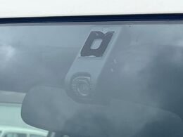 【ドライブレコーダー】安心・安全なカーライフに必須のドライブレコーダーを装備！走行中はもちろん、あおり運転や事故に遭遇した際の状況も映像で記録し、万一のリスクに備えます。