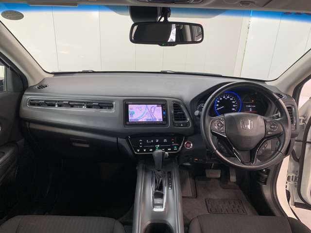 見通しの良い運転席回りとなっておりますので安心して運転をして頂けます！窓が大きいので明るく開放的な室内です