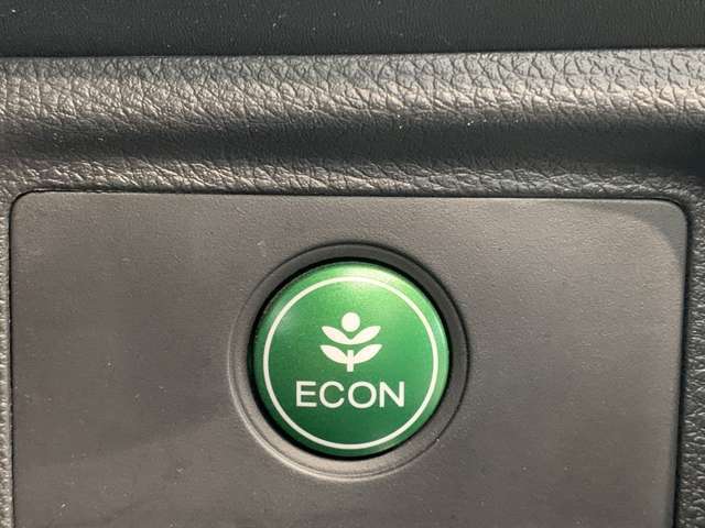 ご存知ECONスイッチを装備！エアコンとパワー出力を抑えてよりエコなドライブを可能にする魔法のスイッチです！