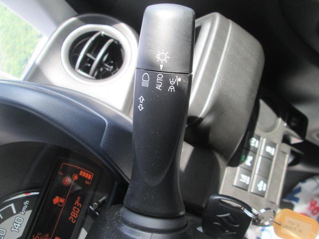 ライトのスイッチをAUTOに設定すると、周囲の暗さに応じてスモールランプ、ヘッドランプのON/OFFを自動で調整します