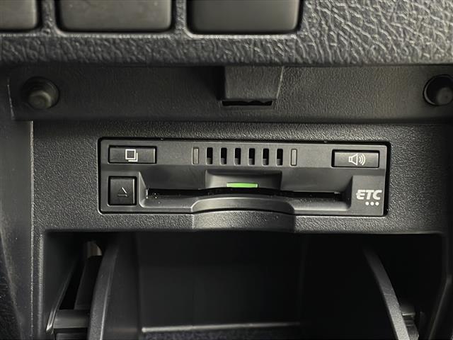 【ETC】有料道路を利用する際に料金所で停止することなく通過できる、ETC車載器（ノンストップ自動料金収受システム機器）が装備されています。セットアップを行うことで利用可能になります。