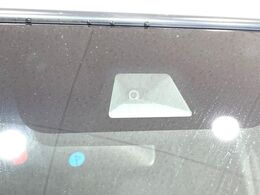 【ホンダセンシング】走行中に前方の車両等を認識し、衝突しそうな時は警報とブレーキで衝突回避と被害軽減をアシスト。より安全にドライブをお楽しみいただけます。