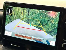 【バックカメラ】駐車時に後方がリアルタイム映像で確認できます。大型商業施設や立体駐車場での駐車時や、夜間のバック時に大活躍！運転スキルに関わらず、今や必須となった装備のひとつです！