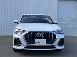 日本人デザイナーの発案によって2005年から採用されている、「シングルフレームグリル」。ひと目でAudiとわかる象徴的なデザインはAudiのブランドイメージを確立しています。