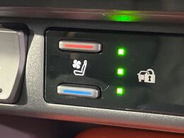 【シートベンチレーション】夏場は涼しい風でお尻や背中の熱やムレを防ぎ、冬はエアコンよりも早く温まってポカポカに！季節を問わず快適に過ごせます。