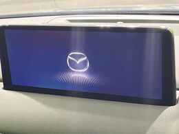 【マツダコネクトナビ】車内の雰囲気にマッチした一体型タイプのナビ。各種車輌設定やBluetooth再生等、様々な機能が楽しめます。直感的なダイヤル操作が可能で、使い勝手も良好です。