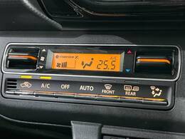 【オートエアコン】一度お好みの温度に設定すれば、車内の温度を検知し風量や温度を自動で調整。暑い…寒い…と何度もスイッチ操作をする必要はありません。快適な車内空間には必須の機能ですね♪