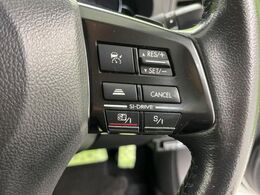 【全車速追従機能付クルーズコントロール】高速道路での長距離走行が楽に！！自動で速度を保つクルーズコントロールが、衝突軽減システムと連携し、前方の車両を感知して車間を保つように速度調節してくれます！！
