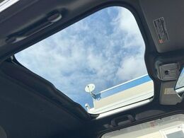 【ガラスルーフ】ガラスルーフ搭載で車内の解放感が一気にアップ！開放的なドライブをお楽しみいただけます。