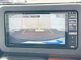 【バックカメラ】駐車時に後方がリアルタイム映像で確認できます。大型商業施設や立体駐車場での駐車時や、夜間のバック時に大活躍！運転スキルに関わらず、今や必須となった装備のひとつです！