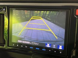 【バックカメラ】駐車時に後方がリアルタイム映像で確認できます。大型商業施設や立体駐車場での駐車時や、夜間のバック時に大活躍！運転スキルに関わらず、今や必須となった装備のひとつです！