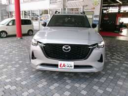 当店は諸費用も含めた総額表示を行っております。諸費用には車庫証明費用が含まれています。また、店舗納車を推奨しておりますので納車費用は含まれておりません。