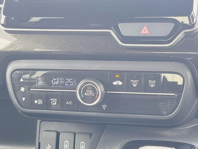 【オートエアコン】一度お好みの温度に設定すれば、車内の温度を検知し風量や温度を自動で調整。暑い…寒い…と何度もスイッチ操作をする必要はありません。快適な車内空間には必須の機能ですね♪