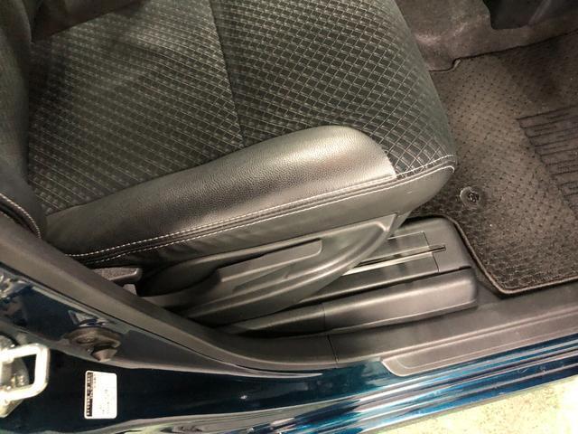 痛みの出やすい運転席シートの角、フロアマット、座面、ともに良好です
