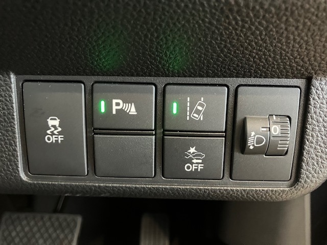 【LKAS】車線の中央付近を維持するようハンドル操作を支援する機能。車線をはみ出しそうな場合も警告音と共にハンドルが正常な位置に戻ろうとします。