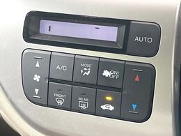 【オートエアコン】一度お好みの温度に設定すれば、車内の温度を検知し風量や温度を自動で調整。暑い…寒い…と何度もスイッチ操作をする必要はありません。快適な車内空間には必須の機能ですね♪