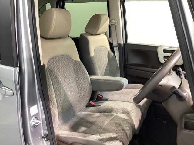 運転席、助手席☆ともにゆとりのある空間となっております♪